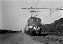 841962 Afbeelding van het electrische treinstel nr. 763 (plan P, mat. 1954) van de N.S. met nieuwe neusbeschildering te ...